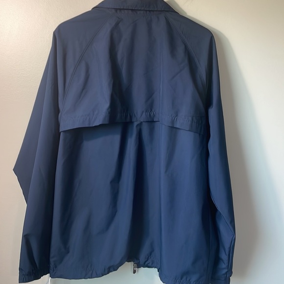 Nike wind/rain jacket in XL with hem drawstring fastener and back vent. - Picture 7 of 7